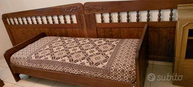 Due letti in legno fatti a mano