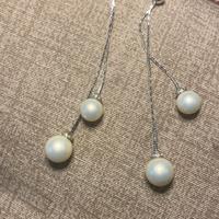 Orecchini lunghi con perle bianche eleganti