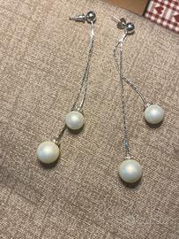 Orecchini lunghi con perle bianche eleganti