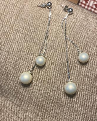 Orecchini lunghi con perle bianche eleganti