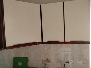 cucina  con tavolo e sedie 