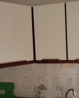 cucina  con tavolo e sedie 