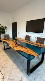 Tavolo in Legno di ulivo e Resina