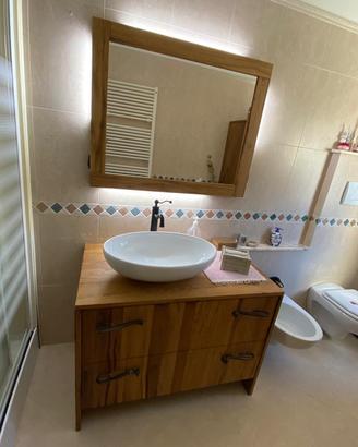 bagno con colonna porta biancheria in rovere vecch