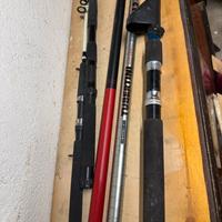 Canne da pesca con tre cassette attrezzatura varie