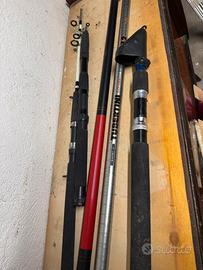 Canne da pesca con tre cassette attrezzatura varie