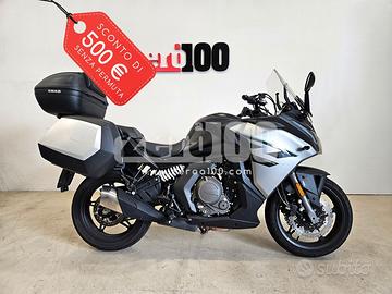 CF Moto 650GT con set borse