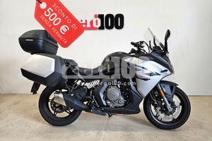 CF Moto 650GT con set borse