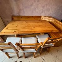 Tavolo con cassapanca e sedie in legno