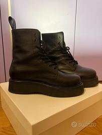 Anfibi neri con suola chunky platform
