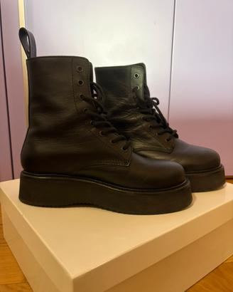 Anfibi neri con suola chunky platform
