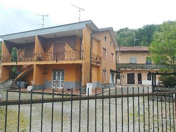 Proprietà recintata composta da 2 case +4 box