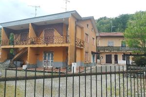 Proprietà recintata composta da 2 case +4 box