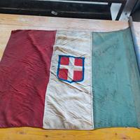 Bandiera italiana con stemma Sabaudo