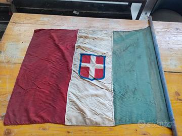 Bandiera italiana con stemma Sabaudo