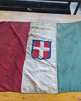 Bandiera italiana con stemma Sabaudo