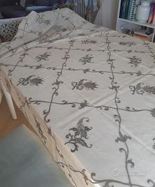 tovaglia in lino finissimo ricamata a mano