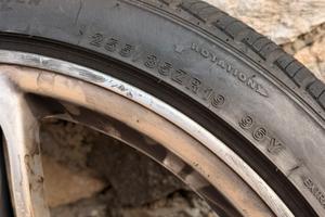 Pneumatici nuovi  4 stagioni 255/35 r19 Y96