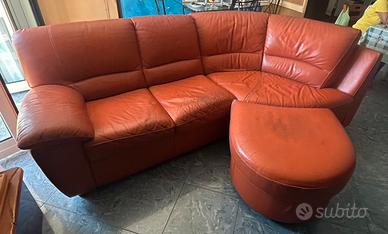 Divano 3 posti in pelle non sfoderabile arancione.