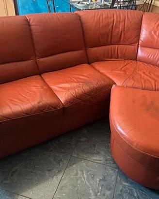 Divano 3 posti in pelle non sfoderabile arancione.