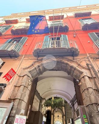 NEGOZIO A NAPOLI