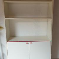 Mobile Scaffale con ante e dettagli rossi