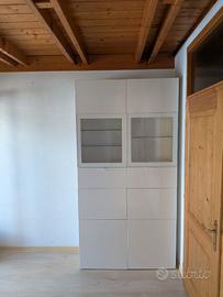 Armadio bianco con antine in vetro