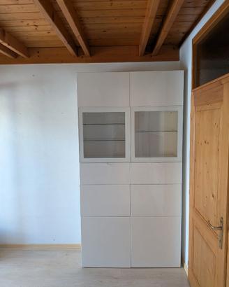 Armadio bianco con antine in vetro