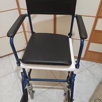 sedia a rotelle con contenitore