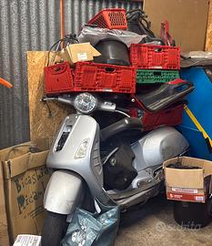 Vespa gts 125 grigia più vespa gts 125 avorio