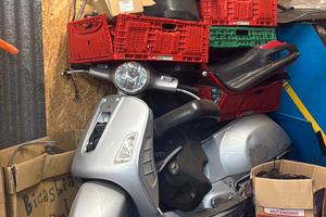 Vespa gts 125 grigia più vespa gts 125 avorio