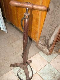 Antica pompa per biciclette