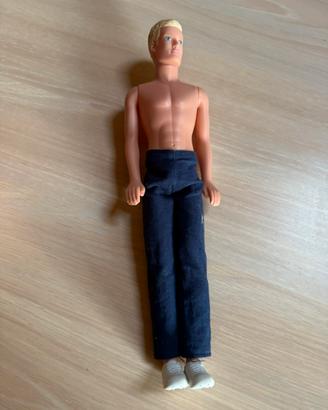 Tipo Ken spiaggia
