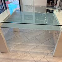 Tavolo in vetro trasparsnte