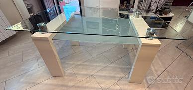 Tavolo in vetro trasparsnte