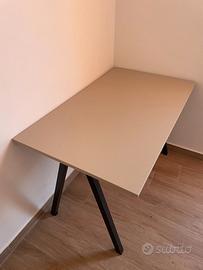 Scrivania IKEA TROTTEN