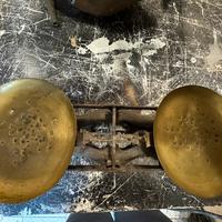 Bilancia antica a due piatti in ghisa e ottone