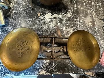 Bilancia antica a due piatti in ghisa e ottone