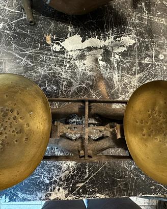 Bilancia antica a due piatti in ghisa e ottone