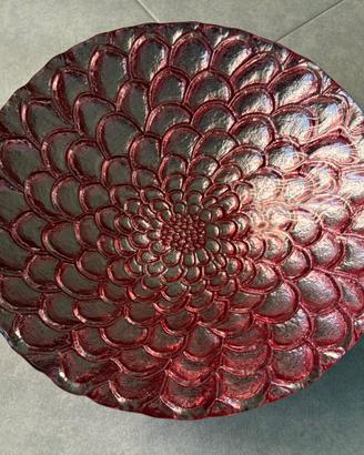 Piatto centrotavola in vetro rosso.