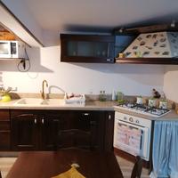 cucina completa e stanza sa letto