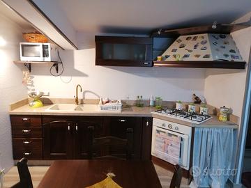 cucina completa e stanza sa letto