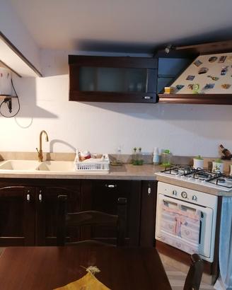 cucina completa e stanza sa letto