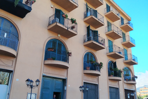 Pressi piazza indipendenza locale cantinato