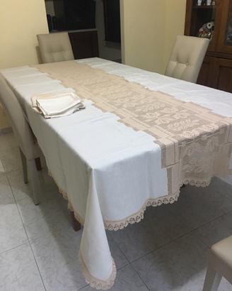 Tovaglia in lino e uncinetto