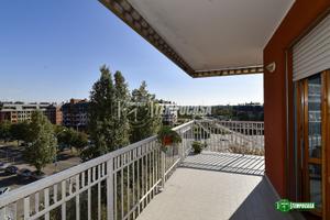 3 LOCALI - PIANO ALTO - CON AMPIO BALCONE