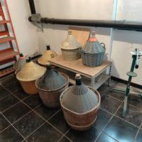 Damigiane, bottiglie bottiglioni e tappatrice