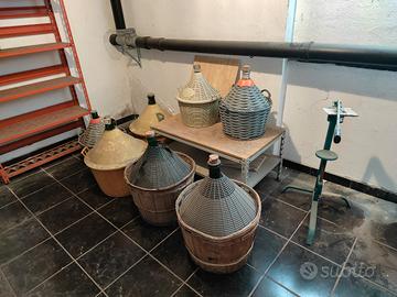 Damigiane, bottiglie bottiglioni e tappatrice