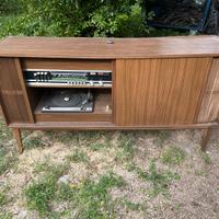 Mobile vintage con radio e giradischi