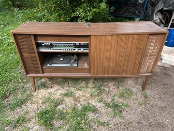 Mobile vintage con radio e giradischi